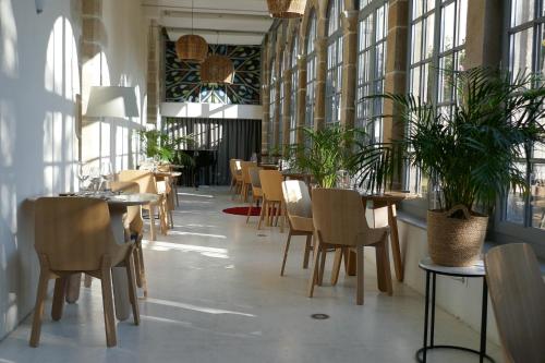 ห้องอาหารหรือที่รับประทานอาหารของ Les Chambres du Cloître