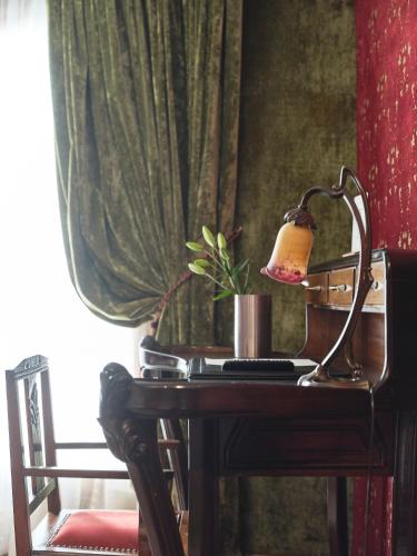 a lamp on a table with a plant on it at Hôtel particulier Le DOGE - Relais & Châteaux in Casablanca