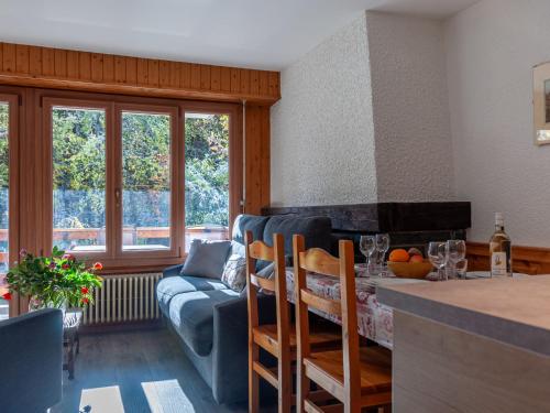 une cuisine et un salon avec un canapé et une table dans l'établissement Apartment Derborence 25 by Interhome, à Nendaz