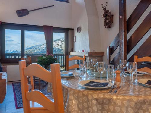 een eetkamer met een tafel met wijnglazen bij Apartment Anemone 9 by Interhome in Nendaz