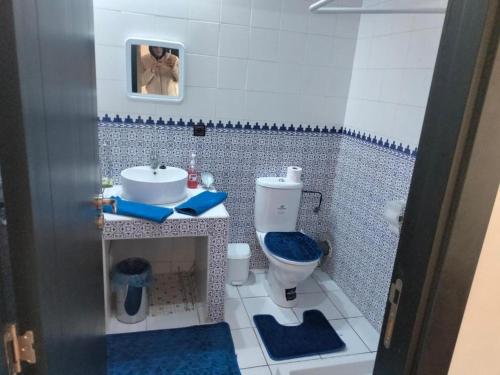 uma pequena casa de banho com WC e lavatório em premium village 106 em Marraquexe