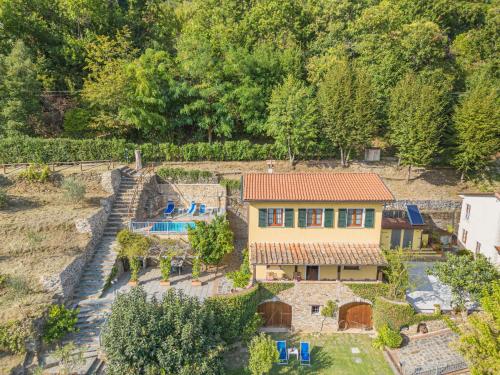una vista aérea de una casa con piscina en Holiday Home L'Aia by Interhome en Seravezza