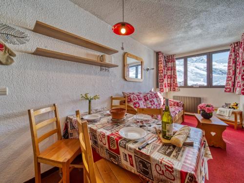 un salon avec une table et un canapé dans l'établissement Apartment Arcelle 604 by Interhome, à Val Thorens