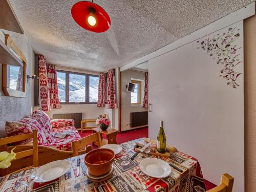 un salon avec une table et un canapé dans l'établissement Apartment Arcelle 604 by Interhome, à Val Thorens