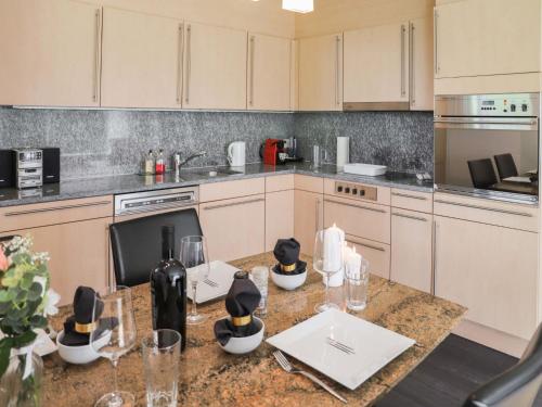 uma cozinha com uma mesa e uma garrafa de vinho em Apartment Mon Repos by Interhome em Davos