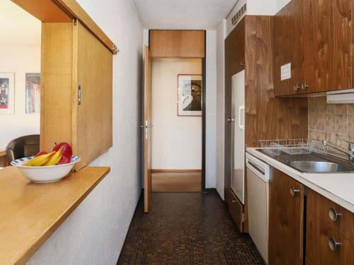 - une cuisine avec un bol de fruits sur un comptoir dans l'établissement Apartment Allod-Park-48 by Interhome, à Davos