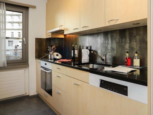 Il comprend une cuisine équipée d'un évier et d'une cuisinière. dans l'établissement Apartment Allod-Park-49 by Interhome, à Davos