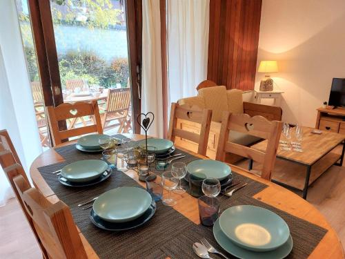 une table de salle à manger avec des assiettes et des plats dessus dans l'établissement Apartment Le Sporting-1 by Interhome, à Saint-Gervais-les-Bains