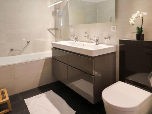 Koupelna v ubytování Apartment Attika Wohnung Allod Park Haus C 807 by Interhome