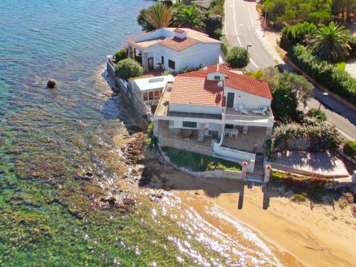 uma vista aérea de uma casa na praia em Apartment Paola by Interhome em Cannigione