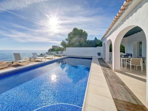 Bazén v ubytování Villa Villa Terrace sur Mer by Interhome nebo v jeho okolí