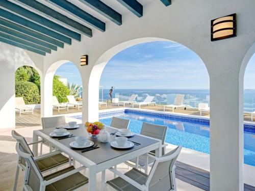 Bazén v ubytování Villa Villa Terrace sur Mer by Interhome nebo v jeho okolí