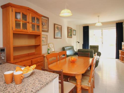 cocina con mesa y comedor en Apartment Celio I by Interhome, en Albir