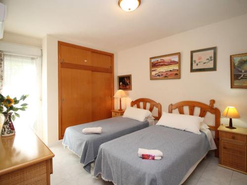 1 dormitorio con 2 camas y toallas. en Apartment Celio I by Interhome, en Albir