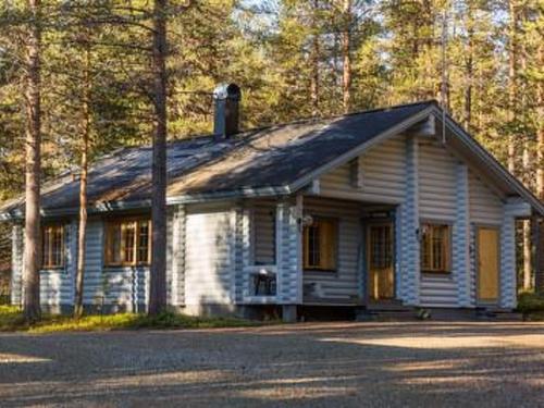 ユッラスヤルヴィにあるHoliday Home Ylläs-topin lomamaja 1 by Interhomeの木々の小さな白い家