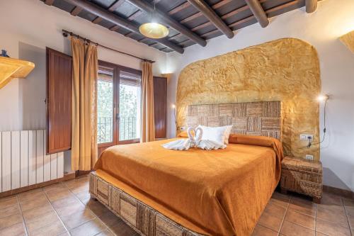 1 dormitorio con 1 cama grande en una habitación en Turismo Rural & SPA El Cercado en Bérchules