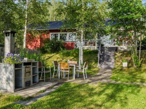 patio con mesa y sillas en Holiday Home Villa blanca by Interhome en Ahmovaara