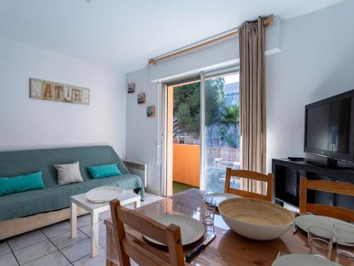 un salon avec un canapé et une table dans l'établissement Apartment Hélios by Interhome, au Lavandou