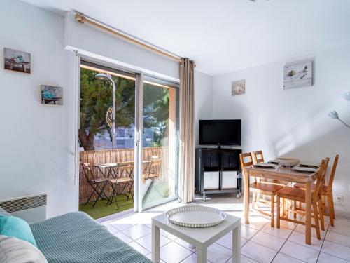 un salon avec un canapé et une table dans l'établissement Apartment Hélios by Interhome, au Lavandou