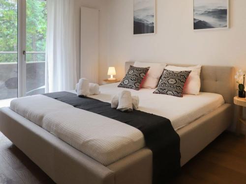ein großes Bett in einem Zimmer mit Fenster in der Unterkunft Apartment Allod Park Haus C 202 by Interhome in Davos