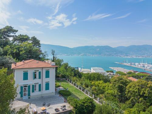 ein Haus auf einem Hügel mit Blick auf das Wasser in der Unterkunft Holiday Home Villa Diana by Interhome in La Spezia