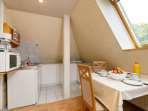 Una cocina con una mesa con un bol de fruta encima. en Apartment Melchien 2 by Interhome, en Zinnowitz