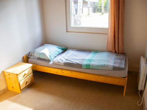 uma pequena cama num quarto com uma janela em Holiday Home Kemp Stříbrný rybník-4 by Interhome em Hradec Králové