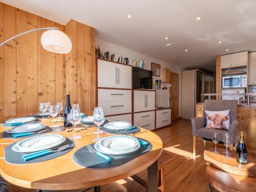 une salle à manger avec une table en bois et une cuisine dans l'établissement Apartment Le Curling B - Val Claret-41 by Interhome, à Tignes