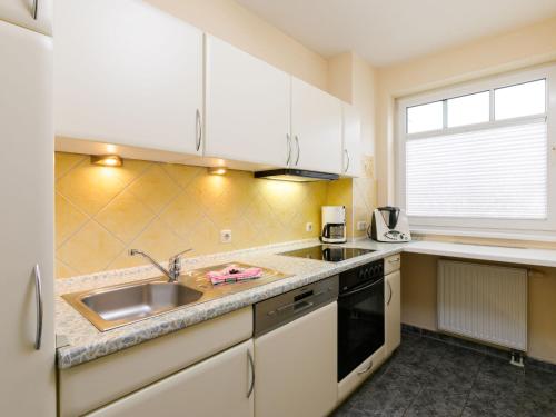 Una cocina o cocineta en Apartment Luise von Preußen - App-101 by Interhome