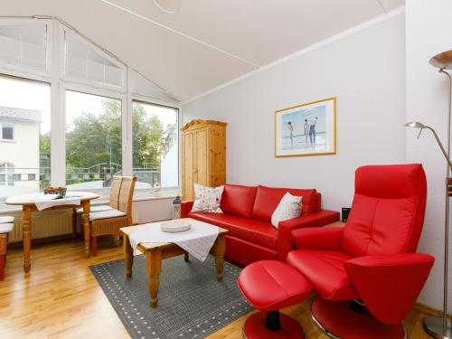 uma sala de estar com cadeiras vermelhas e um sofá vermelho em Apartment App- 205 Luise von Preußen by Interhome em Zinnowitz