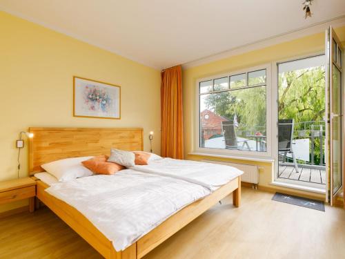 1 dormitorio con cama grande y ventana grande en Apartment Luise von Preußen-4 by Interhome, en Zinnowitz
