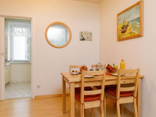 - une salle à manger avec une table, des chaises et un miroir dans l'établissement Apartment Paech by Interhome, à Zinnowitz