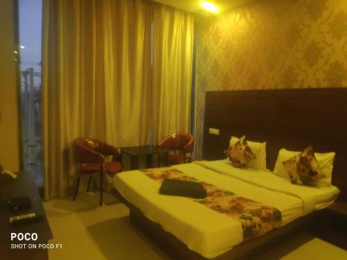 um quarto de hotel com uma cama e uma mesa em Sohan guest house em Chandīgarh