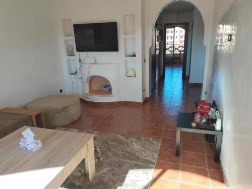 uma sala de estar com um sofá e uma lareira em premium village 106 em Marrakech