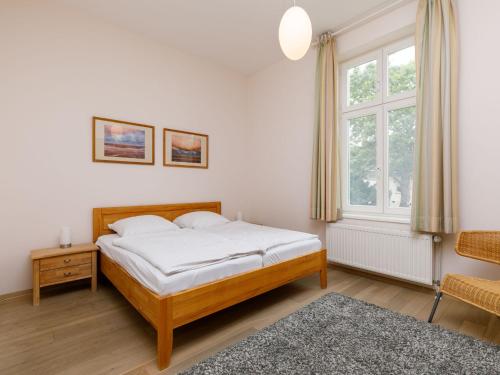 een slaapkamer met een bed en een raam bij Apartment App-6 Zinnowitzer Hof by Interhome in Zinnowitz