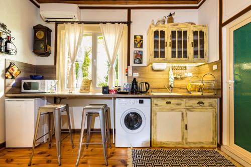 une cuisine avec un lave-linge et un sèche-linge sur un comptoir dans l'établissement Blacksmith's House - Old Town, à Plovdiv