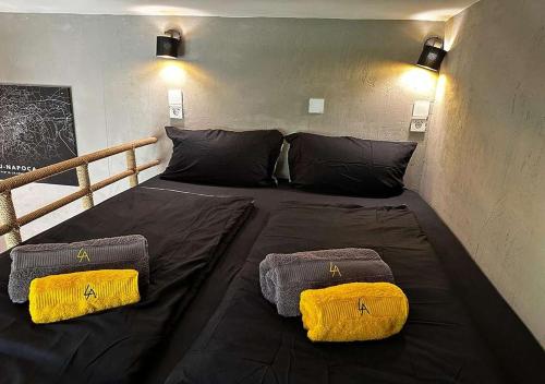 クルジュ・ナポカにあるVIP Smart Apartment Cluj Centerの枕2つが備わるドミトリールームのベッド1台分です。