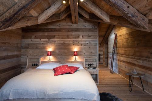 una camera con un letto in una cabina di legno di Bayernhütte am Brauneck a Lenggries