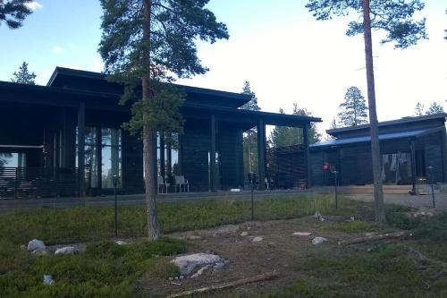 een gebouw met bomen ervoor bij Villa Vilmala in Sääskilahti