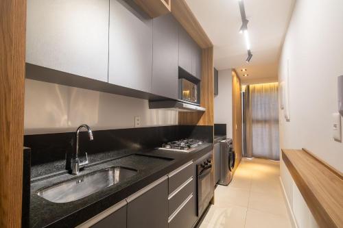 Η κουζίνα ή μικρή κουζίνα στο Adra 202 - Apartamento no centro de Bombinhas - Rooftop com piscina e academia - À poucos metros da praia - (Consultar serviços de roupas de cama e banho)