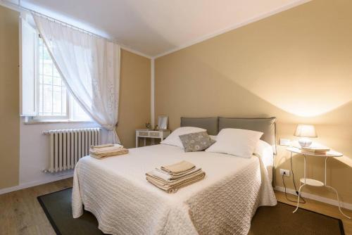 シエナにあるRomantico appartamento a Sienaのベッドルーム1室(白いベッド1台、タオル付)