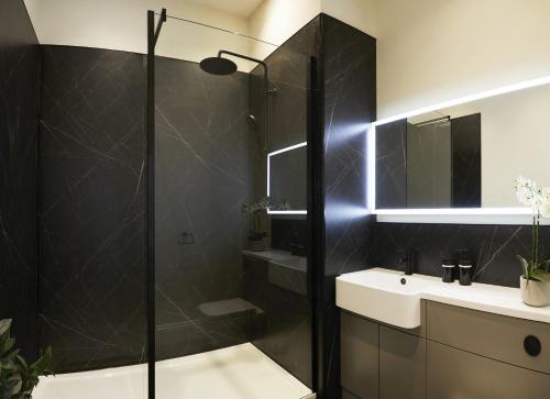 斯卡伯勒The Salisbury - Luxury Apartments by Stay In Scarborough的带淋浴和水槽的浴室