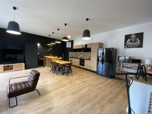 een grote kamer met een keuken en een eetkamer bij Appartement Paul riquet avec place de parking in Béziers