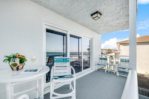 Μπαλκόνι ή βεράντα στο Oceanfront Beach House, Satellite Beach