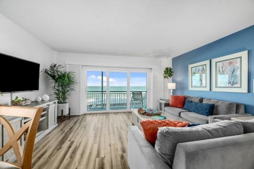Μια τηλεόραση ή/και κέντρο ψυχαγωγίας στο Oceanfront Beach House, Satellite Beach