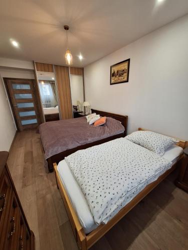 Un pat sau paturi într-o cameră la Diana Apartments