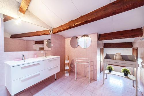 y baño con lavabo y encimera. en Ancienne Maison Vigneronne, en Palau-del-Vidre