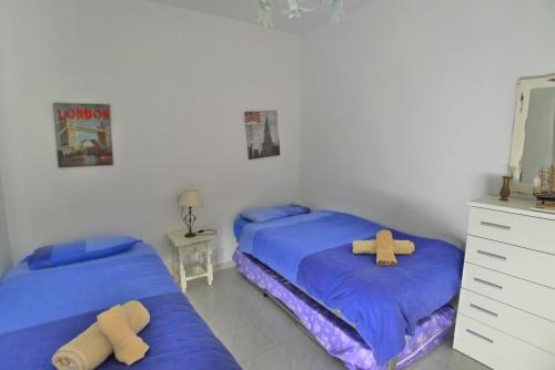 ネルハにあるLos Almendrosのベッドルーム(タオル、ドレッサー付)のベッド2台