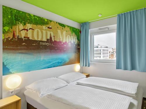ハンブルクにあるB&B Hotel Hamburg-Wandsbekのベッドルーム1室(ベッド1台付)が備わります。壁には絵画が飾られています。