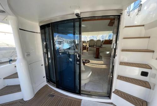 vistas al interior de un barco con la puerta abierta en Bliss Motor yacht Fairline Squadron 52, en Pireo